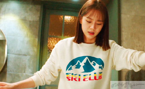 스키 클럽 로고가 포인트인 스웨트 셔츠. 가격미정 아이스비스킷.