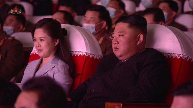 북한 조선중앙TV는 김정은 국무위원장이 지난달 5일 부인 리설주, 당·군 고위간부들과 함께 만수대예술극장에서 군인가족예술소조공연을 관람했다고 보도했다. 조선중앙TV 캡처