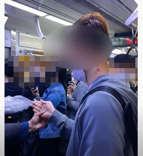 5일 유튜브 채널 '꿈을 꾸는 소년'에 올라온 영상으로, 지하철 4호선 전동차 안에서 한 남성이 담배를 피우고 있고 다른 승객이 이를 제지하며 담배를 떨어트리고 있다. 유튜브 캡처