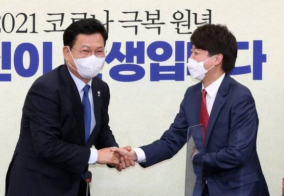이준석 국민의힘 대표가 17일 서울 여의도 국회에서 송영길 더불어민주당 대표를 예방해 악수하고 있다. 오종택 기자