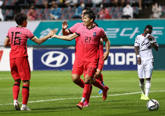 Jeong Woo-yeong, center, celebrates Korea's first goal with his teammates during the first half of the pre-Olympic friendly against Ghana at Jeju World Cup Stadium in Seogwipo, Jeju on Tuesday. [YONHAP]