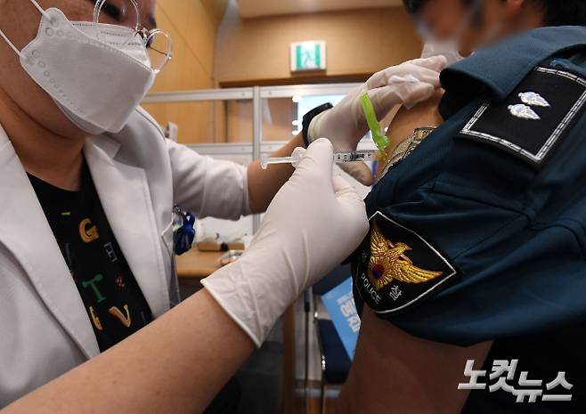 예방접종 센터에서 경찰관이 코로나19 백신 접종을 하고 있다. 황진환 기자