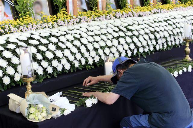 - 15일 오전 광주 동구청에 마련된 학동4구역 재개발 붕괴 참사 희생자 합동분향소에서 최연소 희생자 김군의 아버지가 오열하고 있다.고교생 김군은 지난 9일 동아리모임을 위해 비대면수업인데도 학교를 찾았다가 ‘52번’ 버스에 올라탄 뒤 끝내 돌아오지 못했다. 2021.6.15뉴스1