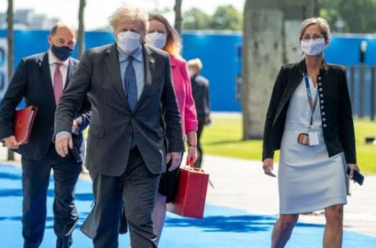 G7 정상회의 당시 한국 기업이 생산한 마스크를 착용한 보리스 존슨(왼쪽 두번째)영국 총리. (사진=톱텍 제공)