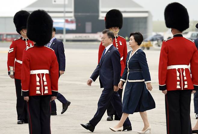 G7(주요 7개국) 정상회의에 참석하는 문재인 대통령과 김정숙 여사가 11일 오후(현지시간) 영국 콘월 뉴키 공항에 도착 의장대를 사열하며 이동하고 있다. 연합뉴스
