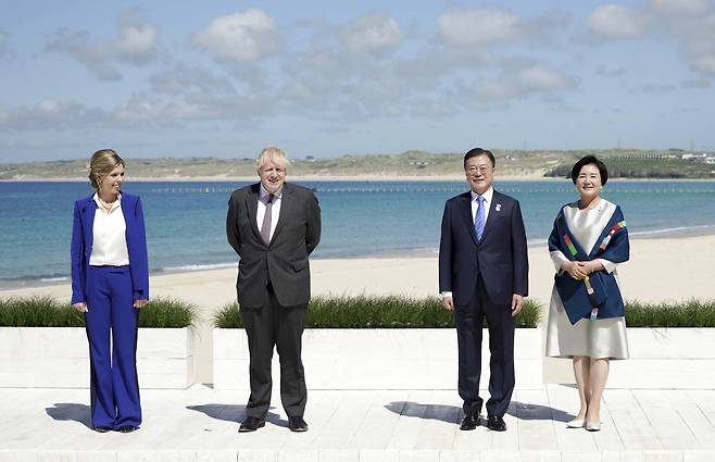 G7 정상회의 참석차 영국을 방문 중인 문재인 대통령 내외가 12일(현지시간) 영국 콘월 카비스베이 해변 가설무대에서 열린 초청국 공식 환영식에서 영국 보리스 존슨 총리 내외와 기념사진을 촬영하고 있다. 연합뉴스