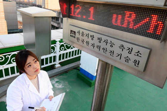 = 북한의 수소폭탄 실험이 확인된 가운데 7일 오후 서울 한양대에 있는 서울지방방사능측정소에서 측정연구원이 환경방사선 감시기를 살피고 있다. 이날 환경방사선 수치는 12.1uR/h로 평균치를 나타내고 있다. 2016.1.7/뉴스1