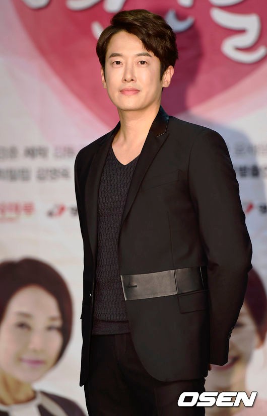 What happened in the entertainment industry on June 18th in the past?Actor Choi Philip received a lot of congratulations for his joy, and a production report of the movie Inland starring actors Gang Dong-Won, Han Hyo-joo and Jung Woo-sung was held.Actor Yoon Son-ha, who has stopped his current entertainment career, apologized for the controversy over the school violence of Elementary Studentson.Lets review the issues of June 17, N years ago, with the time machine.On this day, Choi was blessed with life because she became a father after two years of marriage.Im a Father, you guys. Im so curious and happy. Pray my baby to be healthy.And my wife, the most beloved in the world, was so hard. I love you. It was only two years since Choi got his daughter and became a father. Earlier, Choi had a private wedding ceremony at a church in Seoul in November 2018.Choi Pil-rips wife is known as a nine-year-old non-entertainer.Choi, who became a father when she got her daughter, also announced the casting news on MBCs monthly drama Welcome 2 Life.The production presentation of the original blockbuster Inland was held at 11:00 am on the same day at Apgujeong CGV in Seoul, Gangnam-gu, starring actors Gang Dong-Won, Han Hyo-joo, Jung Woo-sung, Kim Moo-yeol, Choi Min-ho, Han Lee and Huh Jun-ho.Inlan is a story about the activities of human arms, called wolves in a breathtaking confrontation between the police organizations special forces and the intelligence agency, the Ministry of Public Security, in the background of 2029 of the chaos in which anti-unification terrorist groups appeared after the two Koreas declared a five-year plan for unification.Kim Jee-woon has been interested in the megaphone and the lineup of super-luxury actors.Gang Dong-Won, who plays the role of Zhang Zhang Jing in the play, said, I was worried about the inside of the character.I thought about how I could visualize Zhang Zhongjing.Han Hyo-joo, who played the role of Lee Yoon-hee, the sister of a red cape girl, said, I wanted to try with Kim Jee-woon, but it was good to have a chance.I was worried that I could do well because my character was difficult in the scenario. It was the most difficult character Ive ever played.I was afraid to go to the filming site because I thought I was lacking. Jung Woo-sung, who played Jang Jin-tae, the head of the training camp at the Special Forces, said, It is Jang Jin-tae, who moves with faith and a sense of mission.He had to make a subtle detail in it, but his voice was important. He was a training director, exposed to the open air.I tried to put this persons history on my face. Inlan mobilized an audience of about 890,000 people (the Young Jin-wi) across the country.Actor Yoon Son-ha apologized for the controversy over the school violence of Elementary student son.I apologize to the child, his family, his school and many others who were injured in what happened at a series of childrens school retreats, Yoon said through his agency at the time.I apologize for the part that I thought about the injustice of my family in dealing with this work, he said. I am deeply reflecting on my appearance that has been consistent with excuses in the early days.Yoon Son-ha also said, I will sincerely investigate this issue, which is being carried out in hopes that no other damage will occur due to my insufficient response.Earlier on SBSs 8 oclock news, a child who had been at a retreat at a private elementary school in Seoul was diagnosed with rhabdomyolysis and post-traumatic stress disorder by four students in the same class, but reports that the students who were punished, including the chaebol chairmans grandson and famous entertainer son, were not punished.Yoon Son-ha was named as the famous entertainer son, and Yoon Son-ha was hit by a backlash by revealing his official position that the 8 oclock news report was distorted.Yoon Son-ha again announced his second official apology for his mistake through his agency.After that, Yoon Son-ha left for Canada with his family, but said that the immigration theory that was raised at the time was not true.Yoon Son-ha has not appeared on the show in addition to selling cosmetics on a Japanese home shopping channel in 2018.DB