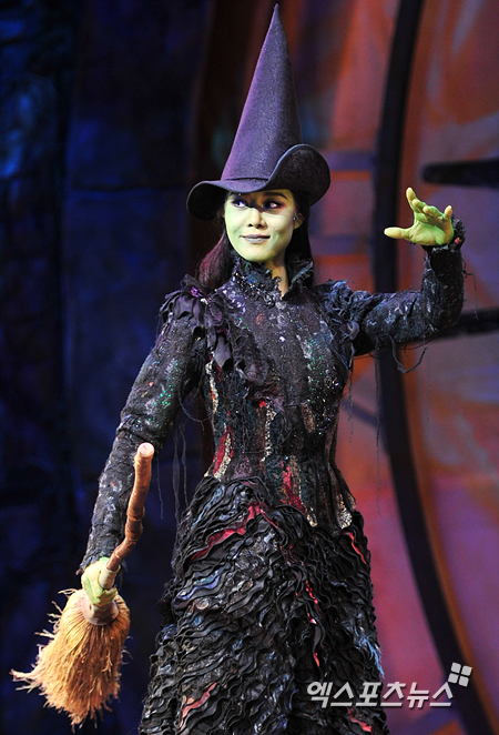 Musical actor Ock Joo-hyun showed conditional difficulty during musical Wicked performance, and Wicked side decided to refund the ticket value in full.In addition, some of the known facts have been confirmed to be untrue.On the 18th, Ock Joo-hyun showed a neck condition in the musical Wicked Busan performance.El Pavas number, No Good Deed (the beginning of the tragedy), was not fully digested.Ock Joo-hyun apologized with tears, saying he had a neck problem in the curtain call and failed to show the performance properly.Earlier, some netizens said to the community that Ock Joo-hyun had a neck problem and could not show the performance properly, and promised a full refund with his own money.The audience then applauded in the sense that it was okay, and Ock Joo-hyun wrote a comment saying, I knelt on the stage and fell down.Some media reported that they cited it without confirming the facts.However, the report said that Ock Joo-hyun was kneeling and lying down and mentioned that he would give a refund to Xavi was not exaggerated or true.Ock Joo-hyun leaned deep and wept: the back door saying there was no mention of doing Refund with Xavi.However, as a measure against not being able to show perfect appearance unlike usual, Wicked production decided to refund the full amount.Wicked production apologized to SNS, saying, I apologize deeply for the fact that the performance was not smooth due to the sudden condition of the Ock Joo-hyun actor of El Pava in the second act of the 17th performance.The performance will be refunded in full sequentially through the bookings that have been booked without any additional fee.Ock Joo-hyun is fully committed to recovery and is likely to be expected or changed to perform scheduled.Ock Joo-hyun will be on stage at 2pm on Tuesday and the final performance will be on 27th.Wicked is a work that moves Gregory Maguires bestseller of the same name to musical, which delightfully reverses The Wizard of Oz.He has completed his performance in Seoul and is currently performing at the Busan Dream Theater; Ock Joo-hyun, Son Seung-yeon plays El Pava, Jung Sun-ah and Nahana play Glinda.The two witches who raised friendship before Dorothy fell to Oz are the main characters, and the green witch known as the bad witch is actually a good witch and the popular blonde witch is based on the imagination that she was a prick in the princess disease.Hi, this is Wicked Productions.The day before, June 17th, the second act of the showWith the sudden conditioning of the Ock Joo-hyun actor as El PavaI apologize deeply for the fact that the performance was not smooth.The performance is made through the booking place that you booked without any additional feeThe full amount will be refunded sequentially.Thank you to the audience for your precious time,in order to make sure that the actor recovers quicklyI will do my best to perform the last week of the show.Thank you.Photo: Wicked Productions, DB
