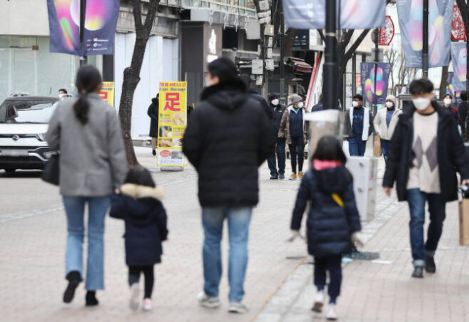 서울 명동 거리에서 시민들이 아이와 함께 걸어가고 있다. (사진=연합뉴스)