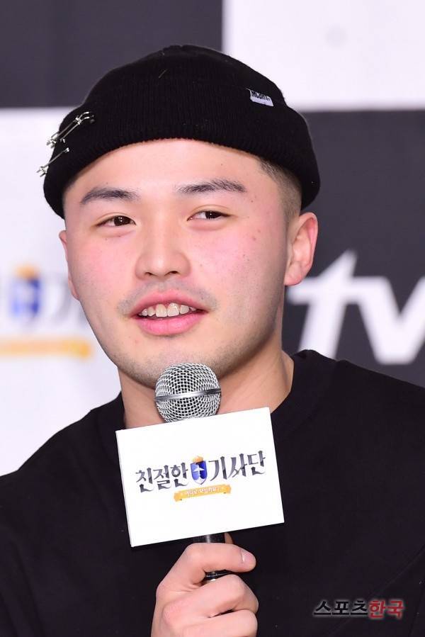 Singer Microdot has apologized to the victims again, saying his parents, who served time for fraud, were recently expelled to New Zealand after being released from prison.Microdot wrote on his 19th day in his instagram that I think many people will be curious, so I want to tell you the current situation and write it up.He said: I met with 10 Minutes in person in the 14 minutes that were damaged by my parents and thanked them for the agreement.The remaining four minutes were not reached due to the lack of me and Family, which led to my father being deported to Baro New Zealand after three years of The actual type and one year of The actual type. In law, my parents came out after completing my sentence, but I am still sorry for those who have suffered damage for the rest of my life, he said. I will reflect on my life and I will pay this heart as best I can.Meanwhile, Microdots parents were indicted in Jecheon, Chungbuk Province, for borrowing a total of 400 million won from their relatives and acquaintances, and then fleeing to New Zealand without paying them.Microdot, which had suspended all broadcasting activities since the controversy, released its mini album Freyer (PRAYER) in September last year and made a move to return.I checked the news late because I informed you about the news on the Internet.I think many people will be curious. I want to write down the current situation.I met with 10 Minutes in 14 minutes who were damaged by my parents and thanked them for the agreement.The remaining four minutes were not reached because of the lack of me and Family, which led to my father being deported to Baro New Zealand after his release from the hospital for three years of The actual type and the mother for one year of The actual type.Legally, my parents came out after completing my sentence, but I am still sorry for those who have suffered damage for the rest of my life.I will reflect on my life and I will pay this heart as best I can.I will try to show more growth and sincerity in my future life and musically.