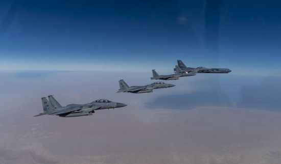 중동 상공을 날고 있는 미 공군 B-52 전략폭격기(오른쪽)와 이를 엄호하는 사우디아라비아 공군 F-15s 전투기 편대 [이미지출처=연합뉴스]