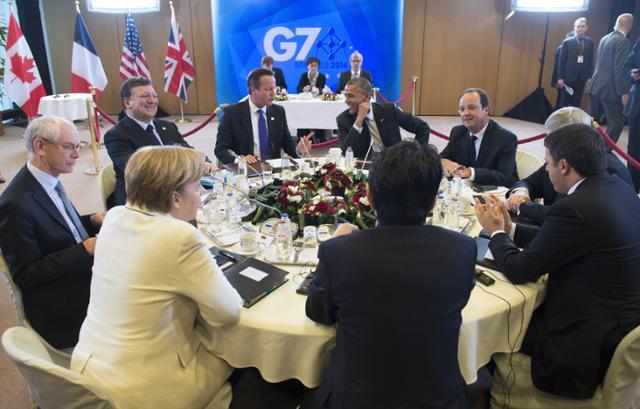 2016년 6월 5일 벨기에 브뤼셀에서 열린 G7 정상회의에 각국 정상들이 참석하고 있다. 우크라이나 사태 때 크림반도를 합병한 러시아가 제명돼 참석하지 못했다. 한국일보 자료사진