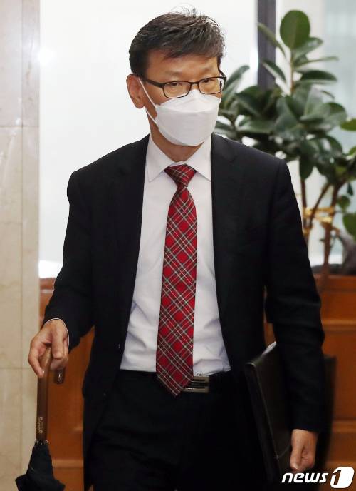(서울=뉴스1) 민경석 기자 = 전요섭 금융정보분석원(FIU) 기획행정실장이 3일 오후 서울 중구 은행회관에서 열린 '가상자산거래소 신고등록안내 현장 간담회'에 참석하고 있다. 이날 간담회에서는 정보보호 관리체계(ISMS) 인증을 획득한 20개사 거래소를 대상으로 신고접수를 위한 요건과 필요한 보완 사항 등에 대한 설명이 이뤄질 전망이다. 2021.6.3/뉴스1