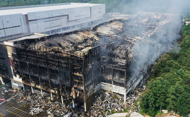 지난 17일 화재가 발생한 경기도 이천시 마장면 쿠팡 덕평물류센터가 19일 폭격을 맞은 듯 처참하게 뼈대를 드러내고 있다. 연합뉴스
