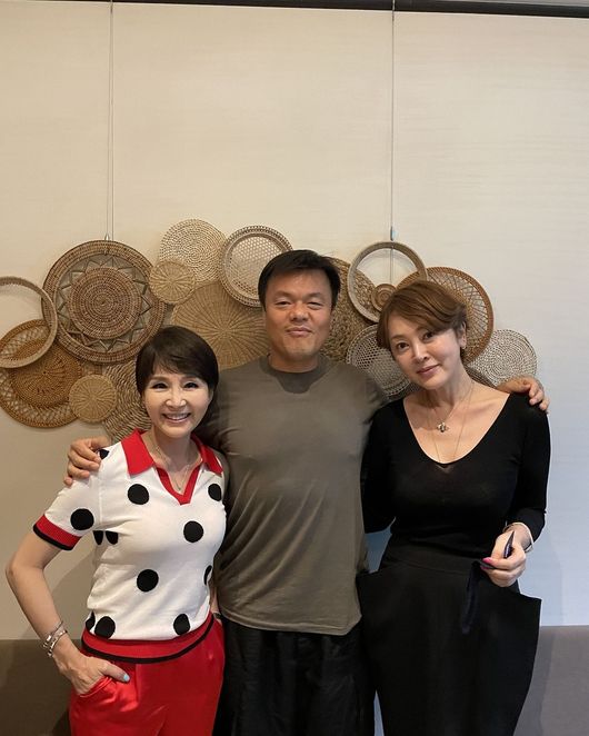 Actor Lee Seung-yeon has told the singer J. Y. Park and his wife about their date.Lee Seung-yeon said on his 19th day, The true genius JYP that I met in a long time. In 1992, I made my debut in the TV entertainment and Jin Young debuted.I still remember the real man who sang Dont leave me with his long arms and legs, and he remembered it.Im meeting you next to the restaurant, my wife and a glass of wine. Dorando is so pretty that I almost took a picture.The photo shows Lee Seung-yeon, who accidentally met J. Y. Park while eating with Yuan-hee at a restaurant and took a picture.Meanwhile, Lee Seung-yeon appeared on Left Hands-Wife in 2019 and recently made headlines by revealing she lost 9kg.