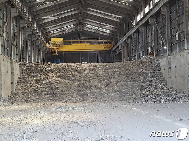 삼척 삼표시멘트 공장 폐플라스틱 적재창고. 폐플라스틱이 1차 가공된 상태로 적재된 모습. © 뉴스1 조현기 기자