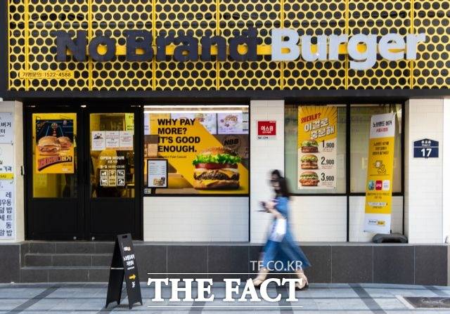 지난 2019년 8월 론칭한 노브랜드버거는 첫 매장 홍대점을 개점한지 20개월 만에 100호점을 오픈했다. /이동률 기자
