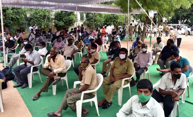 인도 남부 하이데라바드에서 3일(현지시간) 운전기사들이 코로나19 백신을 맞기 위해 기다리는 모습. 연합뉴스