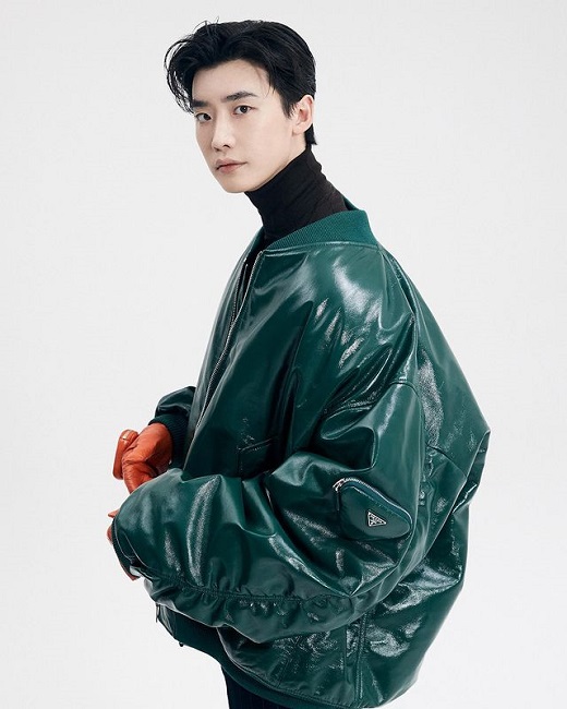 Actor Lee Jong-suk has unveiled his changed Hair style.Lee Jong-suk posted several photos on Instagram   on Tuesday.The photo shows Lee Jong-suk, who has been transformed into a superb figure by cutting his long hair. His dark eyebrows, superior ratios and unique charisma are impressive.Meanwhile, Lee Jong-suk is in the midst of filming Desiebel.