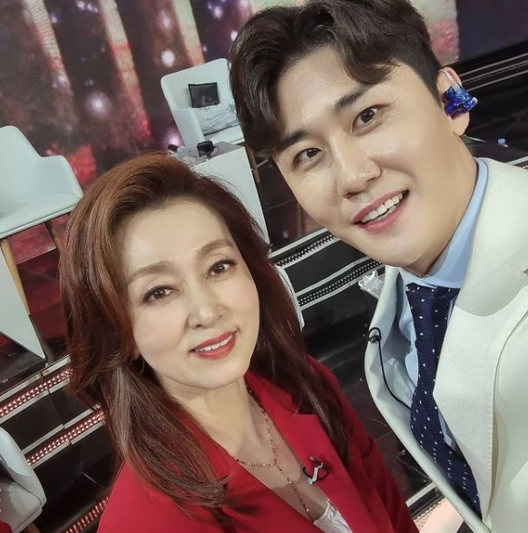 Moon Hee Kyung released a photo of him with Young Tak on his Instagram account on Tuesday afternoon.Young Tak is looking at the camera with a bright smile in the open photo, but his handsome face attracts Eye-catching even though it is a self-shot taken on his cell phone.Moon Hee Kyung tagged # skillful and sincere ballman Young Tak Chan with a hash with a picture and bought Young Taks personality.Moon Hee Kyung appeared on TV Chosun Colcenta of Love broadcast on the 17th, and in 1987, he appeared as a riverside song festival, and he wrote a great force with Momya, which he wrote and composed directly.Young Tak expressed his admiration, unable to shut up on Moon Hee Kyungs stage.Moon Hee Kyung called Andong Station in a confrontation with Chung Dong Won, but was defeated by a point.Young Tak, who faced Kim Seul-gi, laughed at the situation with Kim Seul-gi, a middle school girl who lacked pocket money to break down into a white water with only a full amount of property.Young Tak called Love and Truth and Kim Seul-gi scored 91 points and Twenty Five Twinty One.