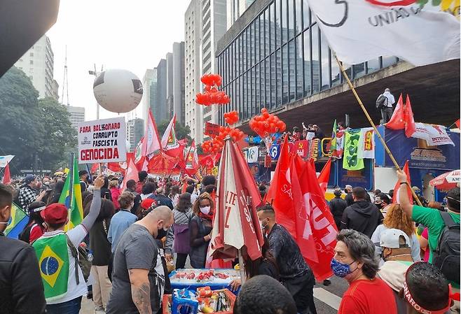 브라질 주요 도시서 반정부 시위 (상파울루=연합뉴스) 김재순 특파원 = 브라질 전국의 주요 도시에서 19일(현지시간) 보우소나루 대통령 퇴진을 촉구하는 시위가 벌어졌다. 상파울루 시내 중심가인 아베니다 파울리스타에 모인 시위대.