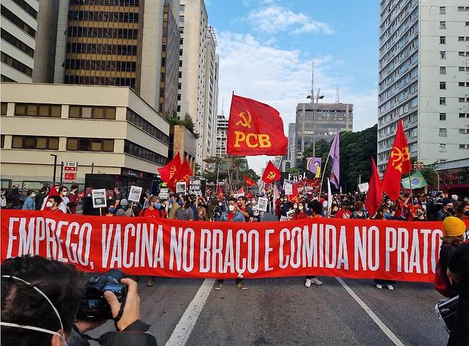 "일자리, 백신, 먹을 것을 달라" (상파울루=연합뉴스) 김재순 특파원 = 상파울루시에서 19일(현지시간) 대규모 반정부 시위가 벌어졌다. 시위대는 일자리와 코로나19 백신 접종, 먹을 것을 요구하는 구호가 적힌 플래카드를 앞세운 채 거리 행진을 했다.
