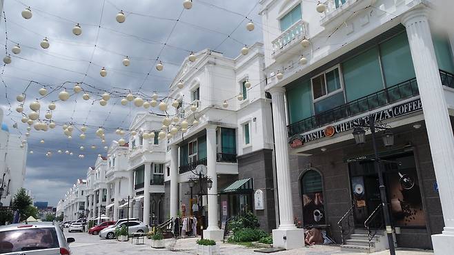 지중해 마을 거리 모습