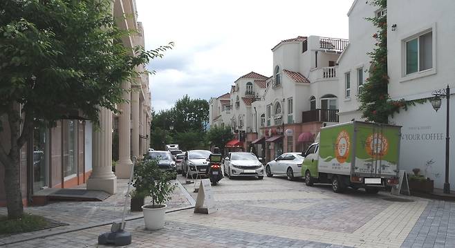 지중해 마을 곳곳에 주차된 차량