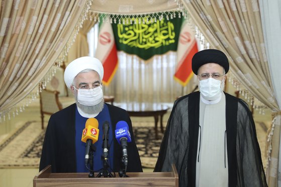 하산 로하니 이란 대통령(왼쪽)과 세예드 에브라힘 라이시 대통령 당선인이 19일 기자회견을 하고 있다. [AP=연합뉴스]