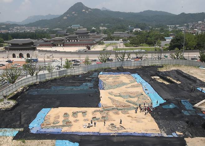 21일 서울 종로구 옛 의정부 터 문화재 보존처리 현장을 찾은 시민들이 유적에 대한 설명을 듣고 있다. 우상조 기자