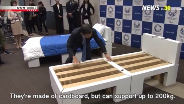 도쿄올림픽 조직위원회가 2019년 9월 현지 언론에 침구 브랜드 '에어위브'와 함께 제작한 골판지 침대를 공개했다./사진=NHK 페이스북