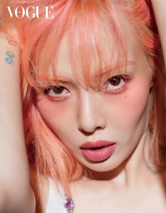 Hyona presented an edged summer makeup with fashion magazine Vogue Korea for the upcoming summer.In this picture, Hyuna has a unique and sophisticated charm and cool atmosphere.A French makeup brand with an emotional and soft image and Attitude of Hyuna, who is free and not afraid of change, met and a new and fascination picture was born.Hyunas pink hair and a neutral The Secret Scripture Gold-colored makeup look blended harmoniously, with his alluring eyes particularly striking.