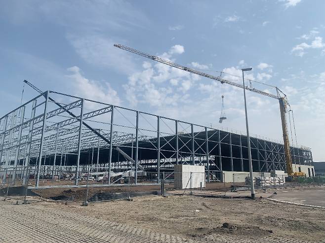 부산항만공사(BPA)는 지난 18일 네덜란드 로테르담마스블락테 지역에서 건설 중인 물류센터의 상량식을 개최했다고 21일 밝혔다. 부산항만공사 제공