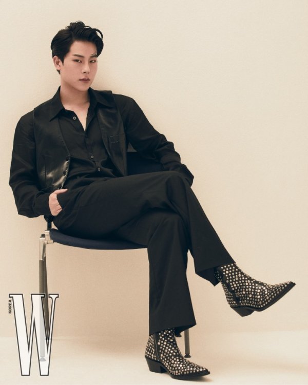 Monstarrrrr X (Monstarrrrr X) Wait, The main contribution showed off the aspect of Pictorial Artisan.On the 21st, magazine W. Korea released a unit picture of Monstarrrrr X Wait, The main contribution.Wait and The main contribution in the public picture captivated the attention with a sophisticated masculine look with confidence.Wait and The main contribution, which took a relaxed look and pose to the concept of the picture, perfectly attracted the various stylings that show the leather material and color sense and emanated a unique charm.In a subsequent interview, The main contribution commented on the new song GAMBLER, The Gam Blur of Monstarrrrr X I thought means to try our life, performance and song for the fans.There is also a phrase in the lyrics: If you dont know, now you know Ok?Deal, if you didnt know us, then know from now on, and that means were ready to walk.Wait, who said that this album recording was easy, said, There were many favorite style songs.Especially because the title song was because The main contribution knew exactly what I liked and gave me a part.The main contribution said, If I can do well and my favorite parts overlap, I can spew out on the stage happily.Everyone has a mind to be sincere and show us ours. The story of Monstarrrrr X, who had just entered his seventh year debut, was also revealed. The main contribution said, My mind did not change.Now we can know what is helpful to us and how to show us and coordinate.I do not think I can hold my heart until now because I have a new person. Wait, on the other hand, told fans, I am trying to put my heart in. At first, I tried to communicate a lot unconditionally, but I was worried about what would happen if it felt too formal one day.In fact, communication should have a sense of mutual communication, so we try to make our fans feel that we are thinking as much as possible these days. Meanwhile, more pictures and interviews of Monstarrrrr X Wait and The main contribution can be found in the July issue of W. Korea.