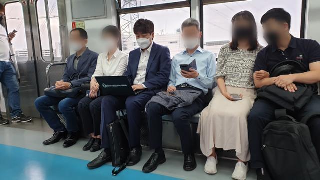 국민의힘 이준석 대표가 17일 지하철 4호선을 타고 국회로 출근하는 길에 노트북으로 업무를 보고 있다. 박재연 기자