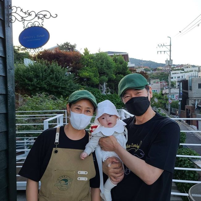 Actor Jeong Bo-seok has been actively communicating with SNS after becoming president of Panera Bread and sharing busy daily life.In addition, after becoming a grandfather, Granddaughter and the pictures taken are becoming a hot topic.Jeong Bo-seok said on his SNS on the 20th, I am a precious guest who came to the bakery yesterday.I am tired because of you, he said. Have a comfortable holiday and have a pleasant and happy day. In the photo, Jeong Bo-Seok is wearing a Panera Bread apron run by a Granddaughter holding a side bite in his arms and making a bright smile.Jeong Bo-seok recently reported on his transformation into Panera Bread president.Jeong Bo-Seok, who has been acting for nearly 40 years since debut in 1986, opened his second act at the age of 61 when he opened Panera Bread.The bread cafe under construction is almost over now, Jeong Bo-Seok said last month, noting that the store is preparing for bread.Since then, Jeong Bo-Seok has announced the news of Panera Bread from time to time. Now the bread is starting to come out.I will open it when I want to be trimmed and refined, hoping that it will be a bread that will make many people happy. Panera Bread opened at the end of last month, but the reaction was hot and Jeong Bo-seok, who successfully opened the GaOP, actively promoted Panera Bread through his SNS.Jeong Bo-seok has been working as an actor as well as Panera Bread president, and has also shown his life as a grandfather.On the 6th, one of the best gifts is that my life has become meaningful because you have one of the best gifts. Thank you. Especially, I was friendly with the smile of my grandfather who laughed brightly with the dolls beautiful Granddaughter wearing the wreath phrase Happy birthday, I am a gift.Also, Jeong Bo-seok said on the 21st, Today, bakery is a flower instead of people.I have been actively communicating with Panera Bread on the holiday, such as posting a strong Monday and a happy week. Jeong Bo-seok SNS