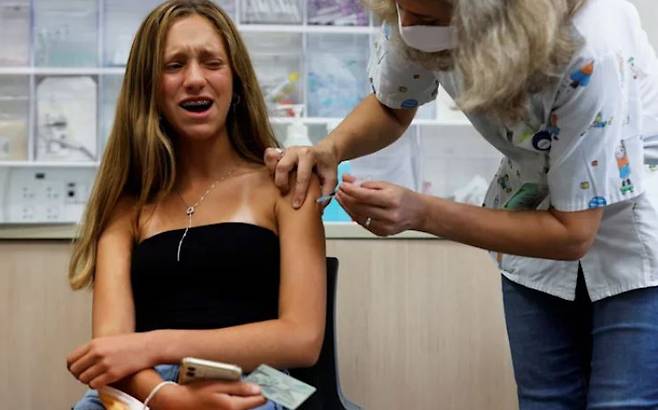 이스라엘의 10대 소녀가 학교에서 코로나19 백신을 맞고 있다. 연합뉴스