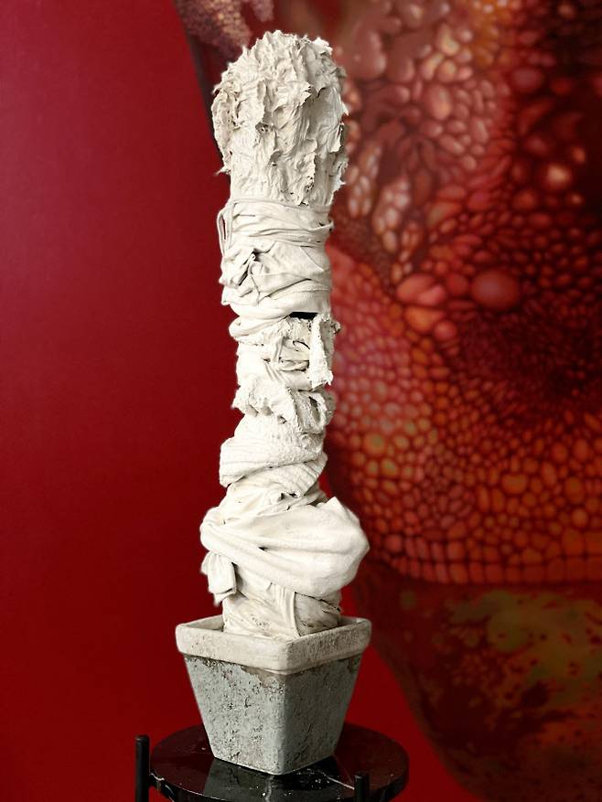 김윤아 ‘가족’(Family·2021), 헌옷·도자·흙·혼합매체, 15×15×70㎝(사진=상업화랑)