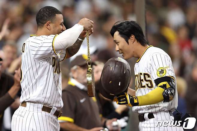 김하성(오른쪽)이 23일(한국시간) LA 다저스전에서 시즌 5호 홈런을 기록한 뒤 매니 마차도의 축하를 받고 있다. © AFP=뉴스1