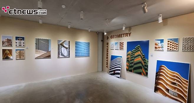 '요시고 사진전:따뜻한 휴일의 기록' 전시 전경 / 사진 : 정지원 기자