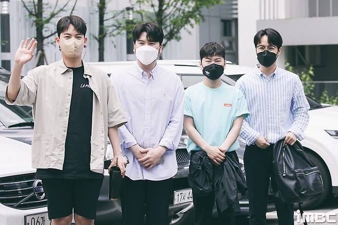 Rapoem (LA POEM) has launched a public relations campaign with full body (Park Ki-hoon, Yoo Chae-hoon, Jung Min-sung, Choi Seong-hun) ahead of the first single release of Dolore.Rapoem took a pose on his way to work ahead of the live broadcast of Naver Now in Sinsa-dong, Gangnam-gu, Seoul on the afternoon of the 23rd.On this day, rapoem Jung Min Sung showed off his neat coordination by matching the slacks with a comfortable striped shirt.Park Ki-hoon, who appeared in the post, took a pose with a polite pose as if he were somewhat nervous in a mint-colored short-sleeved tee.Choi Seong-hun also caught the eye by wearing striped shirts, loafers and intelligent glasses.In particular, Yoo Chae-hoon expressed his excitement about the release of the single Dolore and showed off his performance in rapoem Goods T-shirts and shorts.(GIF is highly appreciated via the iMBC website in PC environments)iMBC