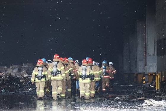 19일 오전 경기도 이천시 마장면 쿠팡 덕평물류센터 화재 현장에서 경기도 안전 특별점검관, 국토교통부 건축구조기술사, 국토안전관리원 주무관 등 전문가들이 소방관과 함께 건물 구조 안전진단을 위해 내부로 들어가고 있다. 연합뉴스