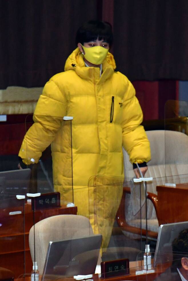 류호정 정의당 의원이 지난해 12월 9일 오후 서울 여의도 국회에서 열린 본회의에 참석하고 있는 모습. 뉴스1