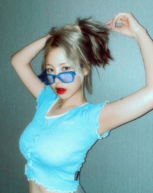 Singer Jamie has reported on the latest.On the 22nd, Jamie posted a picture on his Instagram with emoticon.Jamie in the open photo is posing in a light blue crop and watching Camera.Jamie also showed off her S-line body with a unique volume.Meanwhile, Kipklan Limsu joins hands with Jamie to make a comeback.