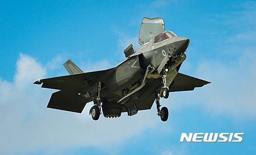 【판버러=AP/뉴시스】런던 판버러 공항에서 개최 중인 판버러 에어쇼에 참여한 록히드마틴사 F-35B가 하늘 비행하고 있다. 미 해병의 F-35B 전투기가 이번주 영국 항공모함 퀸 엘리자베스호에서 출격, 중동 상공에서 이슬람국가(IS)에 대한 전투 임무를 수행했다고 영국 국방부가 밝혔다고 CNN이 보도했다. 미군 전투기가 외국 군함에서 전투에 돌입한 것은 2차 세계대전 이후 이번이 처음이다. 2021.6.23