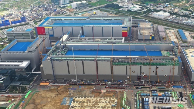 [서울=뉴시스]삼성전자가 세계 최대 규모의 반도체 공장인 평택 2라인 가동을 시작한다고 30일 밝혔다. 사진은 평택 2라인 전경. 2020.08.30. (사진=삼성전자 제공)