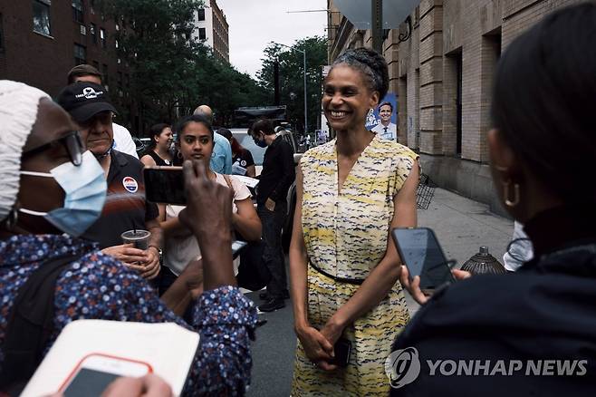 지지자들과 사진 찍는 마야 와일리 뉴욕시장 후보 [AFP/게티이미지=연합뉴스]