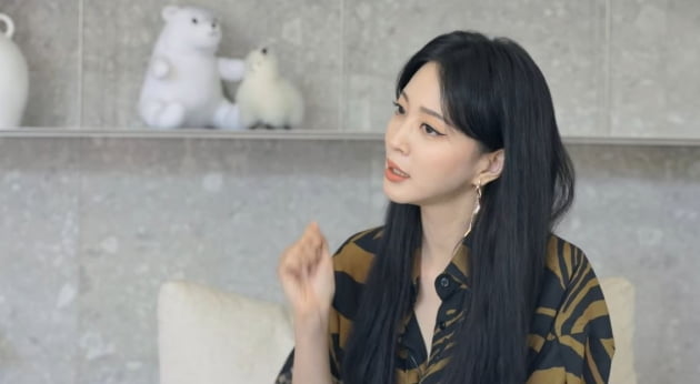 Actor Han Ye-seul reiterated rumors of la room salonIt is Han Ye-seul who declared War and those who are coercive to admit rumors and facts that have followed him for 20 years.Han Ye-seul posted a video on his YouTube channel on the afternoon of the 24th, and gave an explanation of the rumor, the ongoing legal response situation, and appreciation for the fans.Han Ye-seul said: In the first clarification video, I answered with O and X.Han Ye-seul is from Los Angeles room salon, he said, but despite the fact that he replied no to the rumor, he came out for a worried fan.He said, If I am from room salon, I can admit it.I think that the past can not control the way I am and my career, he said. From then on, I have been through a lot of growth and I think it was my own efforts and skills.Han Ye-seul said, Even if I have done something wrong in the past, it is only the past, and 20 years later, I am not ashamed because I did my best on the way I walked.The career is maintained by the skill I have tried and polished. Of course, I am not perfect because I am a person.I came here with the idea of ​​get up and get up and growth through trial and error. Ive never worked at room salon, its not true, but Im too hard to understand the coercive attitude of some people who are pushing to admit it, Han Ye-seul stressed.What kind of people are you reporting while thinking that there is something that is not.If the situation of the person is proved only by the report, I can do it, and it is not a report that anyone can do. Han Ye-seul said: I dont think it would mean anything to explain.It is a clash between what he claims and what I claim, and I decided to judge it in court because it does not weigh the words.We will continue to inform you of the progress, he said. We are currently suing and have appointed a lawyer, and we will take legal procedures through a law firm.But he said, At first, I thought, Do I have to avoid it? But if I do, I think Ill be called for life.I would not have heard the words If I did not, I should have told you then. I thought I should fight for me even if I fought now and died honorably.If Im not myself, who will fight for me, he added.Han Ye-seul said: This rumor has been following me and harassing me for 20 years, I thought I should fight my best to protect myself.I also felt that if I could be a little bit of a force for people in similar situations, I would be happy with it. Han Ye-seul read the comments that gave him a ringing voice and thanked the fans who supported and supported him for his friendly article.Han Ye-seul did not lose a lovely smile until the end, flying a hand-heart and asking for support.
