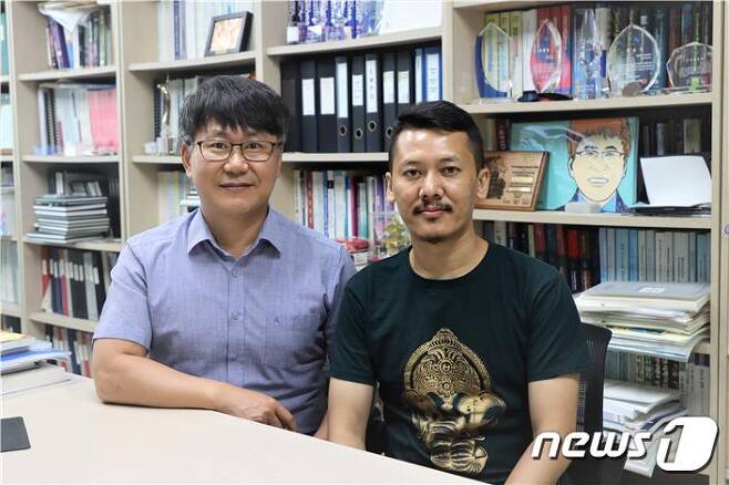 박재영 광운대 전자공학과 교수(왼쪽)와 푸카르 박사(광운대 제공)/뉴스1 © 뉴스1